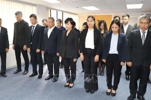Cán bộ, nhân viên Tổng Lãnh sự quán Việt Nam tại Hong Kong và Ma Cao (Trung Quốc) cùng các cơ quan đại diện ngoại giao tại lễ viếng Tổng Bí thư Nguyễn Phú Trọng.