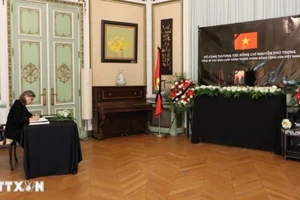 Tổng thư ký Hoàng gia Bỉ, bà Dominique Mineur ghi sổ tang tưởng nhớ Tổng Bí thư Nguyễn Phú Trọng. (Ảnh: TTXVN)