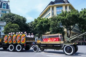 Chiều 26/7, hàng nghìn người dân đứng trên đường phố Hà Nội để tiễn đưa Tổng Bí thư Nguyễn Phú Trọng.