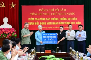 Tổng Bí thư, Chủ tịch nước Tô Lâm chứng kiến đồng chí Đỗ Văn Chiến, Ủy viên Bộ Chính trị, Bí thư Trung ương Đảng, Chủ tịch Ủy ban Trung ương Mặt trận Tổ quốc Việt Nam trao biển ủng hộ số tiền 20 tỷ đồng cho lãnh đạo tỉnh Tuyên Quang.