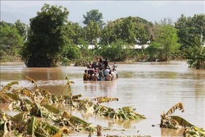 Người dân di chuyển bằng thuyền tại khu vực ngập lụt ở Nay Pyi Taw, Myanmar ngày 16/9/2024. (Ảnh: THX/TTXVN)