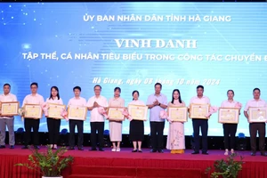 Lãnh đạo tỉnh Hà Giang tặng bằng khen cho các tập thể, cá nhân có thành tích xuất sắc trong công tác chuyển đổi số.