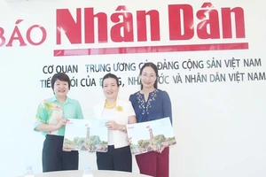 Văn phòng đại diện Báo Nhân Dân tại tỉnh Hà Nam trao tặng ấn phẩm đặc biệt "Cột cờ Hà Nội" cho Sở Giáo dục và Đào tạo tỉnh Hà Nam.