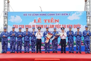 Đại diện lãnh đạo Bộ Tư lệnh Vùng Cảnh sát biển 1 tặng hoa, tiễn đoàn công tác trên Tàu CSB 8004 trước lúc lên đường đi thăm và làm việc tại Hàn Quốc.