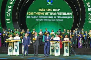 Ông Lê Thanh Tùng - Thành viên HĐQT VietinBank nhận vinh danh Thương hiệu quốc gia Việt Nam năm 2024.