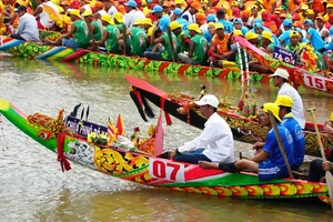 Đua ghe Ngo Sóc Trăng. (Ảnh: NGUYỄN PHONG)