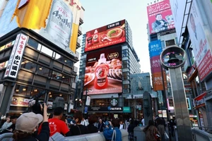 Tương ớt Chin-su xuất hiện hoành tráng tại khu phố ẩm thực sôi động Dottonburi, Osaka, Nhật Bản.