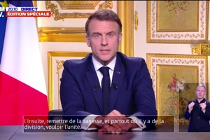 Tổng thống Emmanuel Macron phát biểu trên truyền hình tối 5/12.