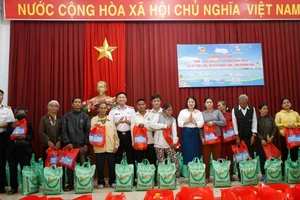 Lữ đoàn 162 phối hợp các đơn vị tài trợ và chính quyền địa phương tặng quà các gia đình chính sách tại xã Sơn Lâm, huyện Khánh Sơn, tỉnh Khánh Hòa.