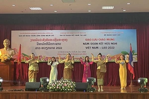 Chương trình văn nghệ chào mừng Năm Đoàn kết hữu nghị tại Lào.