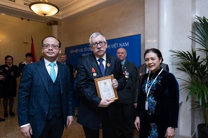 Ông Piotr Tsvetov (đứng giữa) nhận Kỷ niệm chương của Hội Hữu nghị Việt-Nga vì những đóng góp tích cực cho hợp tác nhân dân hai nước.