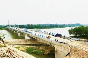 Cầu sông Dinh thuộc Dự án đường ven biển tỉnh Quảng Bình đang được gấp rút thi công.