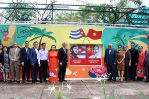 Lễ khánh thành tranh tường cổ động về tình hữu nghị Việt Nam - Cuba tại Thành phố Hồ Chí Minh. (Ảnh VUFO)