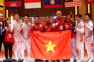 Đội tuyển đấu kiếm Việt Nam lần đầu đoạt HCV kiếm liễu đồng đội nam tại SEA Games. (Ảnh DŨNG PHƯƠNG)