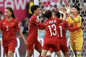 Niềm vui của đội tuyển nữ Việt Nam sau pha cản phá thành công cú sút phạt 11 m của thủ môn Kim Thanh trong trận gặp Mỹ. (Ảnh VFF)
