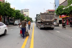 Lực lượng chức năng tỉnh Bắc Ninh kẻ vạch đường giao thông.