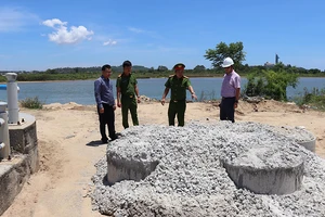 Thành phố Quảng Ngãi xây dựng các công trình tại điểm giao thông nối đường xuống sông Trà Khúc để ngăn chặn khai thác cát trái phép.