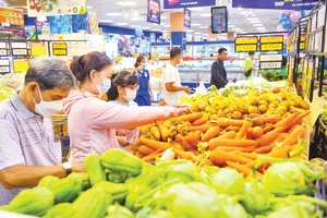 Khách hàng mua sắm thực phẩm tươi tại Co.opmart Lý Thường Kiệt (Quận 10, TP Hồ Chí Minh).