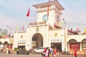 Chợ Bến Thành, một địa điểm thu hút đông đảo khách du lịch tham quan.