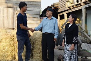 Ông Rmah Djuan (giữa) và vợ đi thăm bà con lối xóm trong chuyến về thăm thân ở thị trấn Phú Thiện (huyện Phú Thiện, Gia Lai) năm 2023.