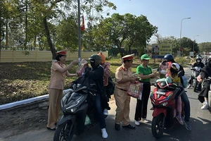 Cảnh sát giao thông tỉnh Bình Thuận tặng quà nhân dân về quê đón Tết.