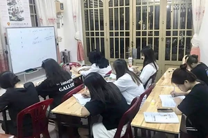 Một buổi học ở Trung tâm luyện thi IELTS tại thành phố Biên Hòa, tỉnh Đồng Nai. (Ảnh THU PHƯƠNG)