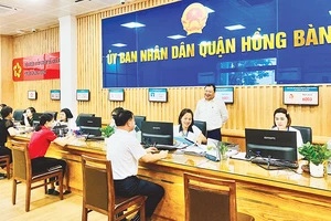 Giải quyết thủ tục hành chính tại bộ phận một cửa UBND quận Hồng Bàng (Hải Phòng).