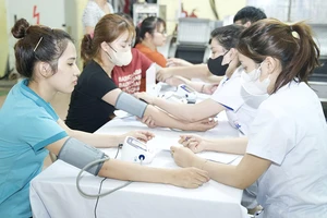 Công ty cổ phần dệt may Tiên Hưng (Hưng Yên) phối hợp Bệnh viện Dệt may Việt Nam tổ chức khám sức khỏe định kỳ cho cán bộ công nhân viên nhân Tháng Công nhân 2024. (Ảnh MAY TIÊN HƯNG)