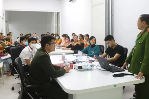 Công an huyện Tân Yên (tỉnh Bắc Giang) tuyên truyền, nâng cao nhận thức cho cán bộ, công nhân, người lao động Công ty TNHH Intermax Việt Nam về các loại tội phạm trên không gian mạng. (Ảnh Tuấn Minh)
