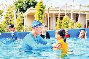 Thầy giáo Mai Văn Chuyền dạy bơi miễn phí cho các em học sinh ở thôn Hiệp Hưng, xã Quảng Hiệp, huyện Cư M’gar.