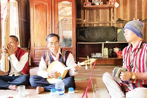 Pả Hơi và các thành viên trong Câu lạc bộ cồng chiêng thị trấn Lao Bảo chơi đàn.