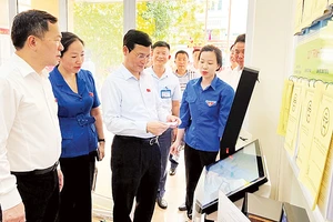 Thường trực Hội đồng nhân dân thành phố Hà Nội kiểm tra thực tế công tác cải cách hành chính tại phường Trung Văn, quận Nam Từ Liêm.