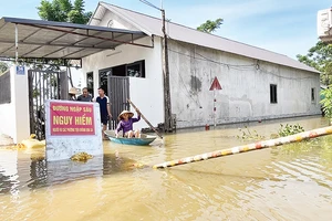 Nhiều khu dân cư tại huyện Chương Mỹ bị ngập sâu. 