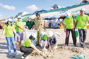 Du khách Việt tham gia thu gom rác tại bãi biển ở Phan Thiết.