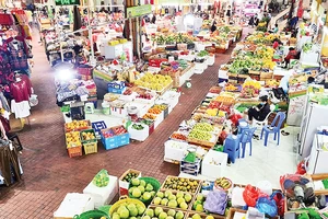 Hoạt động kinh doanh, buôn bán tại chợ Hôm-Đức Viên, quận Hai Bà Trưng. (Ảnh TUỆ NGHI)