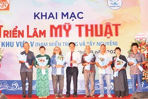 Lãnh đạo tỉnh Khánh Hòa tặng hoa các thành viên Hội đồng nghệ thuật của triển lãm. (Ảnh NT)