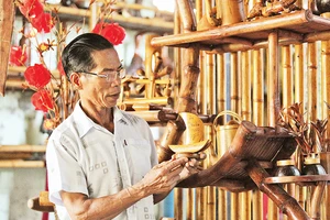 Nghệ nhân chế tác đồ tre Trần Văn Hùng. 