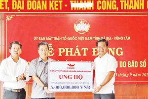 Đại diện Công ty cổ phần Hàng hải dầu khí Hải Dương (HADUCO) trao số tiền 5 tỷ đồng ủng hộ đồng bào các tỉnh miền bắc khắc phục hậu quả bão số 3.