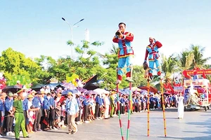 Biểu diễn cà kheo trong Ngày hội văn hóa thể thao của huyện Hải Hậu (Nam Định) năm 2024.