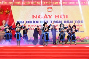 Chương trình nghệ thuật Ngày hội Đại đoàn kết toàn dân tộc tại xã Sà Dề Phìn, huyện Sìn Hồ, tỉnh Lai Châu. (Ảnh TRẦN HẢI)