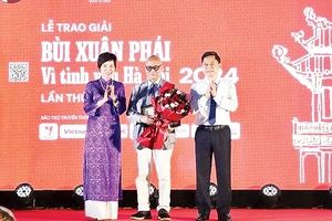 Giáo sư Hoàng Đạo Kính được trao giải Bùi Xuân Phái - Vì tình yêu Hà Nội năm 2024.