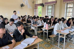 Sinh viên sư phạm học tập tại Trường đại học Tân Trào.