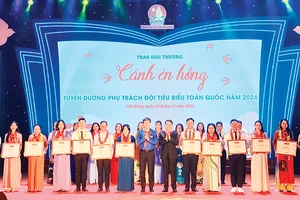 Trao giải thưởng và Bằng khen tặng các Tổng phụ trách Đội tiêu biểu xuất sắc toàn quốc.