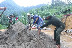 Cán bộ, chiến sĩ Công an tỉnh Bắc Kạn giúp người dân xây nhà Đại đoàn kết tại thôn Thôm Ưng, xã Mỹ Thanh, huyện Bạch Thông. (Ảnh NGUYỄN HẢI)