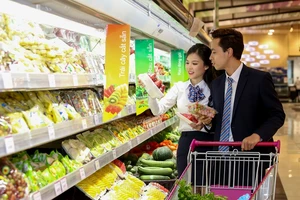 Người tiêu dùng mua sắm các sản phẩm tại siêu thị AEON MALL Hà Nội. (Ảnh: Duy Linh)