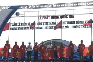 Trao cờ Tổ quốc cho ngư dân hai tỉnh Nghệ An và Hà Tĩnh.
