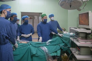 Các y, bác sĩ Bệnh viện Đa khoa huyện Ba Vì mổ nội soi cho người bệnh.