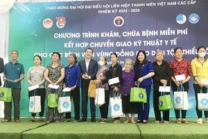 Lãnh đạo Bộ Y tế, Ủy ban nhân dân tỉnh Yên Bái tặng quà cho người dân có hoàn cảnh khó khăn trên địa bàn huyện Yên Bình.