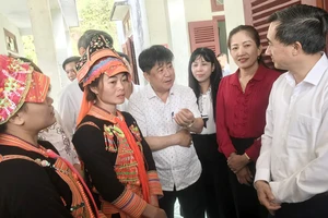 Thứ trưởng Y tế Trần Văn Thuấn trao đổi với đội ngũ cô đỡ thôn bản tại xã Mù Sang (huyện Phong Thổ, tỉnh Lai Châu).