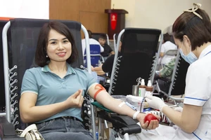 Cán bộ, viên chức, người lao động ngành y tế Hà Nội tham gia Chương trình hiến máu tình nguyện năm 2024.